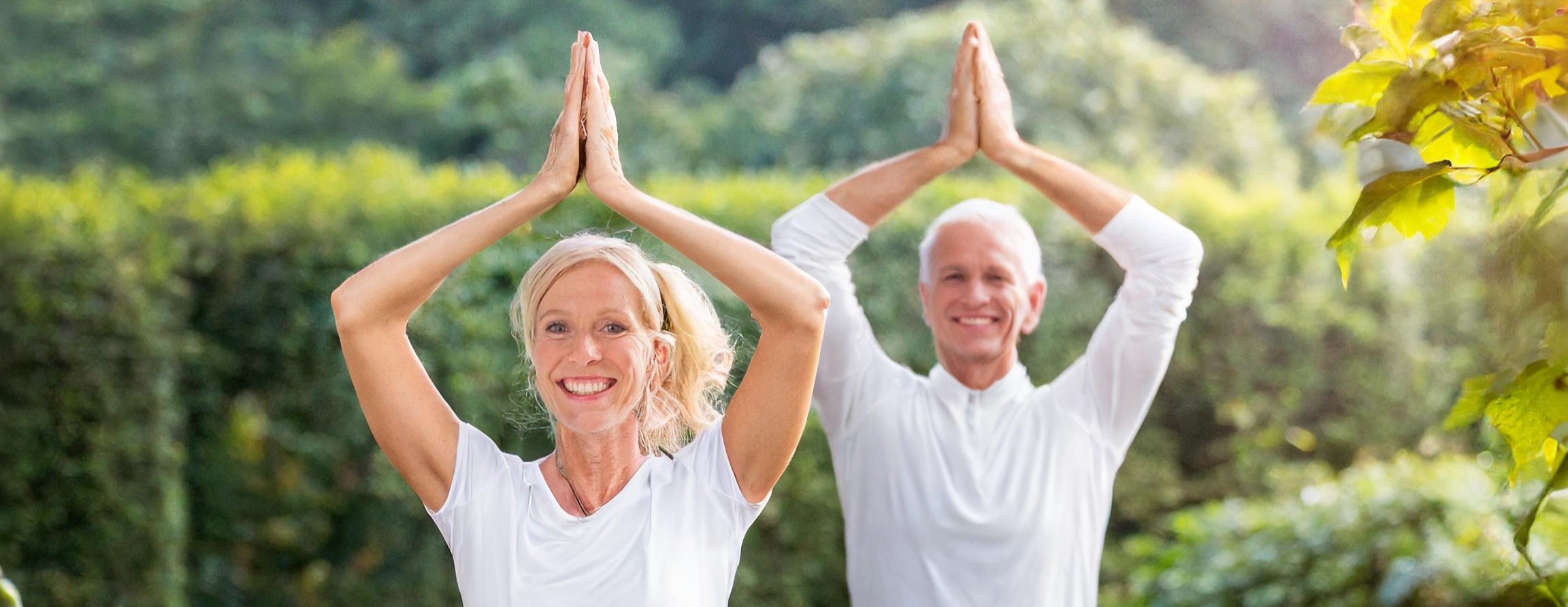 Firefly En Dame Og Mand Der Dyrker Yoga 23312